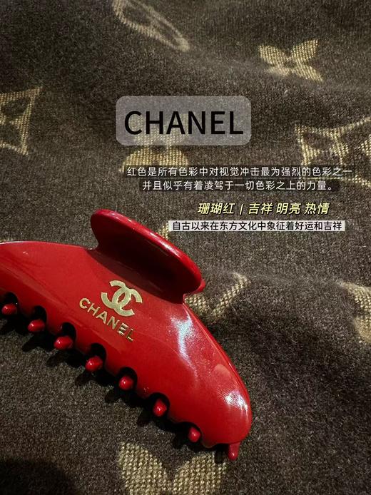 这个抓夹也好看了~ 韩国🇰🇷东大门 香奈儿Chanel 鲨鱼夹抓夹 高端定制 炒鸡有质感 每个颜色都好好看!! 推荐大家每个颜色都来一个，日常搭配不同风格~ 商品图2