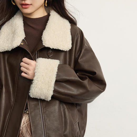 【11/14新品】熙世界雅丹风毛绒翻领花苞皮衣短外套女保暖夹棉PU夹克2025冬新款 商品图4