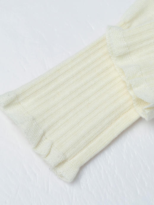 黑色半高领珍珠装饰针织衫，木耳边设计 + 泡泡袖 + 软糯质感，解锁冬日通勤与约会的精致气质与保暖穿搭 商品图4