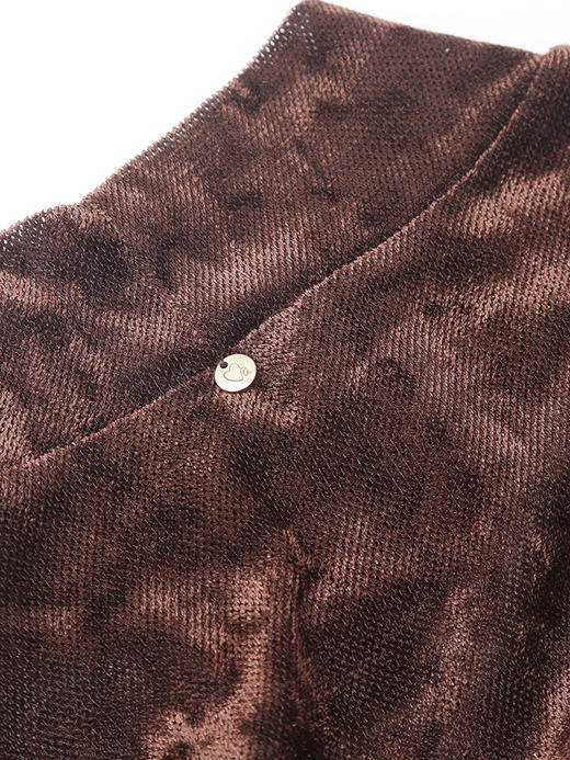 深棕色丝绒半高领打底衫，修身剪裁 + 微透质感 + 复古光泽，解锁冬日叠穿的精致气质与通勤穿搭层次感 商品图4