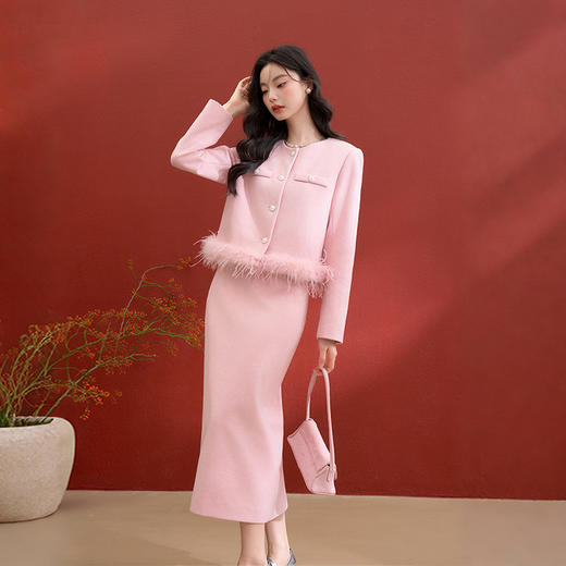 西遇珍珠扣粉色小香风套装女冬季羽毛边毛呢上衣搭直筒半身裙V3955361 商品图0