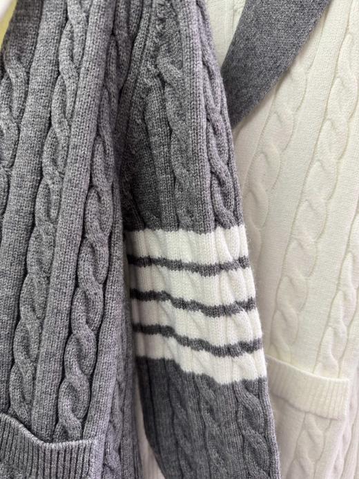 点此购买 TB秋冬季女士经典学院风撞色西装领四条杠麻花针织毛衣开衫 mp 335476 商品图7