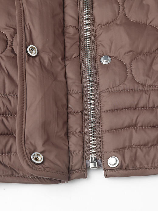 米白色立领绗缝短款棉服，品牌标设计 + 金属扣装饰 + 宽松版型，解锁冬日出街的甜酷气质与保暖刚需穿搭 商品图4