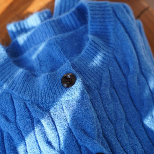 ORIGNAL&CO 克莱因蓝经典复古绞花羊毛开衫 进口马海毛+绵羊毛，手感绵密舒适柔软，显瘦版型，高饱和度颜色初秋更显白 商品图8