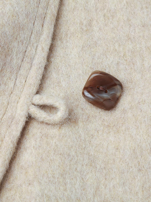 燕麦色无领羊毛长款大衣，复古木质扣 + 双口袋设计 + 廓形剪裁，承包你冬日通勤与出街的温柔气质与保暖刚需 商品图4