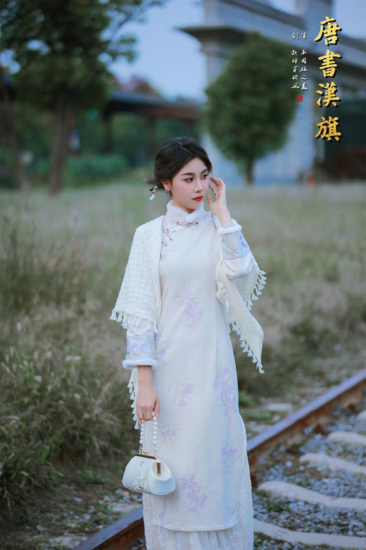 【云素兰绒】奶白底色+淡紫花枝刺绣，斜襟珍珠扣细节精致；修身长款版型，衬出优雅曲线自带温婉仙气，国风韵味拉满，加绒面料，暖糯亲肤，秋冬穿不冷还显贵气 商品图5