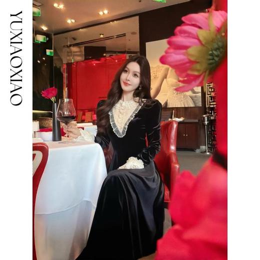 余潇潇【优雅舞步】法式复古蕾丝花边拼接高级感丝绒喇叭袖连衣裙 商品图0