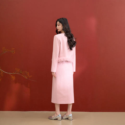 西遇珍珠扣粉色小香风套装女冬季羽毛边毛呢上衣搭直筒半身裙V3955361 商品图4