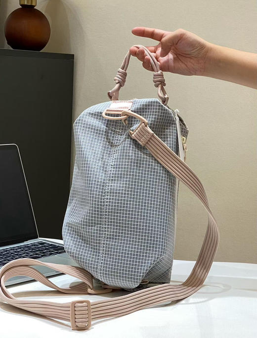 原单正品 Lululemon多功能斜挎包Fast Track系列真的超级好用！！ 
两个色 商品图9