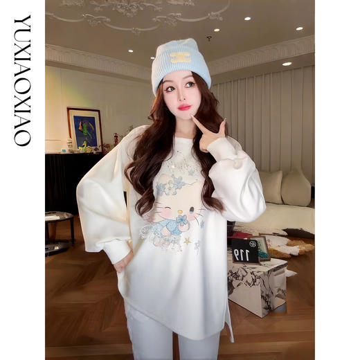 余潇潇【kitty乐园】时尚卡通印花烫钻宽松圆领磨毛长袖卫衣女士 商品图2