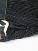 黑色百褶丝绒半身裙，高腰设计 + 垂坠质感 + 优雅剪裁，解锁冬日通勤与约会的复古气质与穿搭层次感 商品缩略图3