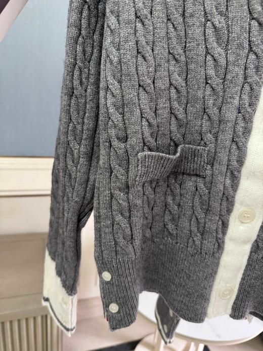 点此购买 TB秋冬季女士经典学院风撞色西装领四条杠麻花针织毛衣开衫 mp 335476 商品图6