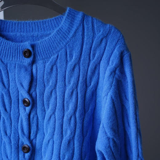 ORIGNAL&CO 克莱因蓝经典复古绞花羊毛开衫 进口马海毛+绵羊毛，手感绵密舒适柔软，显瘦版型，高饱和度颜色初秋更显白 商品图7