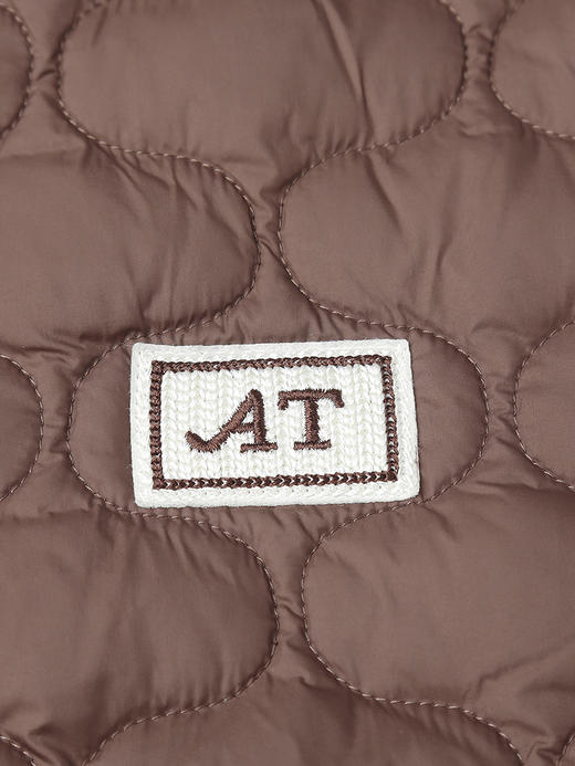 米白色立领绗缝短款棉服，品牌标设计 + 金属扣装饰 + 宽松版型，解锁冬日出街的甜酷气质与保暖刚需穿搭 商品图3