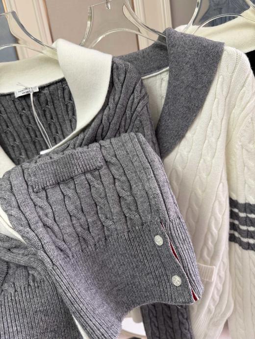 点此购买 TB秋冬季女士经典学院风撞色西装领四条杠麻花针织毛衣开衫 mp 335476 商品图10