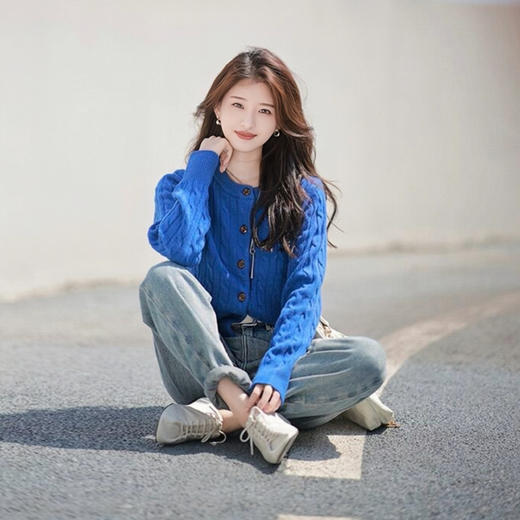 ORIGNAL&CO 克莱因蓝经典复古绞花羊毛开衫 进口马海毛+绵羊毛，手感绵密舒适柔软，显瘦版型，高饱和度颜色初秋更显白 商品图1