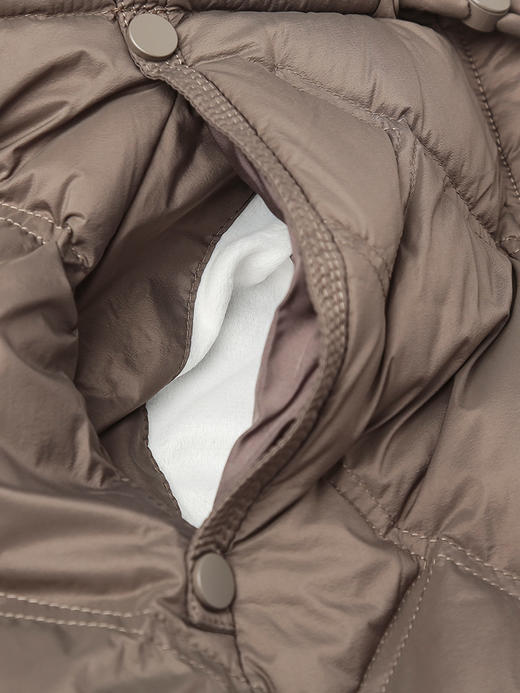 米白色收腰连帽长款羽绒服，立体绗缝设计 + 抽绳收腰 + 可拆卸帽，承包你深冬通勤与出街的保暖与时尚双在线穿搭 商品图4