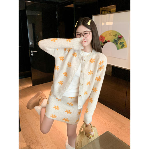 <曾小咸推荐> 现货秒杀！微信超特价！杏拼橙色花朵系扣毛衣 日常179.99 立减100 秒杀79.99！杏拼橙毛织半裙秒杀59.99！ 商品图2