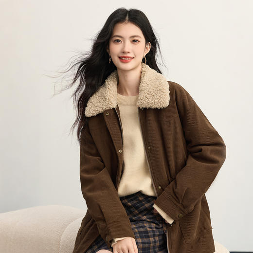 【11/14新品】熙世界美拉德毛绒翻领羽绒服女短款保暖白鸭绒外套2025年冬装新款 商品图4