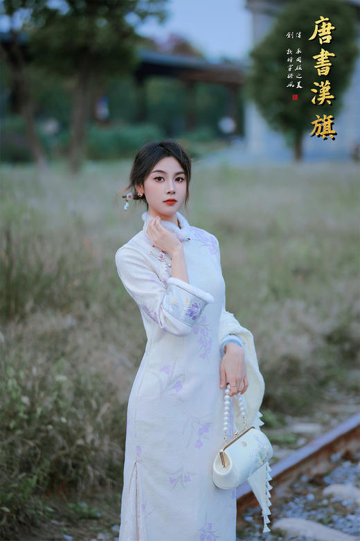 【云素兰绒】奶白底色+淡紫花枝刺绣，斜襟珍珠扣细节精致；修身长款版型，衬出优雅曲线自带温婉仙气，国风韵味拉满，加绒面料，暖糯亲肤，秋冬穿不冷还显贵气 商品图0