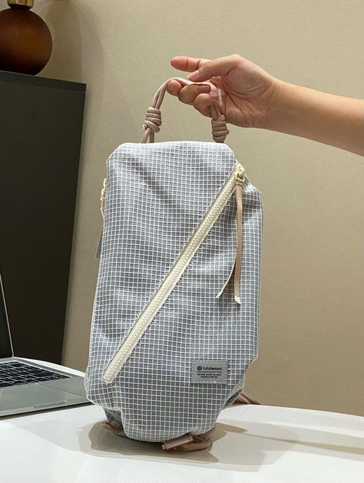 原单正品 Lululemon多功能斜挎包Fast Track系列真的超级好用！！ 
两个色 商品图6