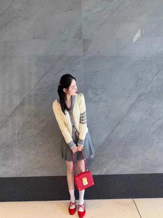 点此购买 TB秋冬季女士经典学院风撞色西装领四条杠麻花针织毛衣开衫 mp 335476 商品图1