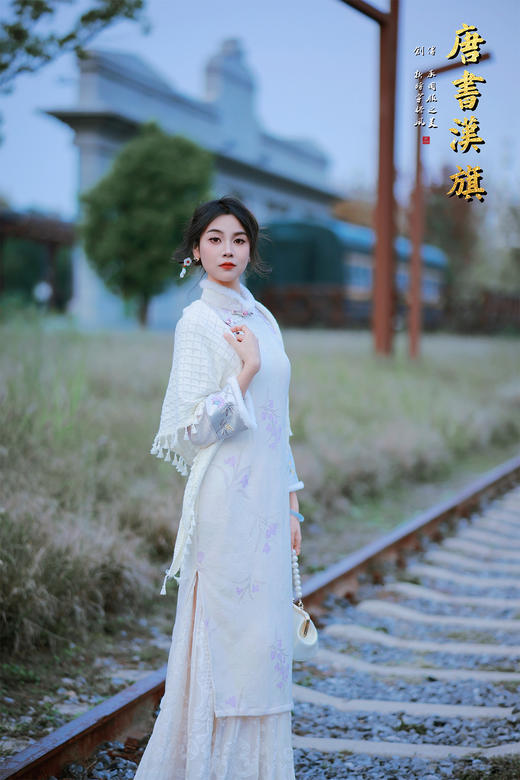 【云素兰绒】奶白底色+淡紫花枝刺绣，斜襟珍珠扣细节精致；修身长款版型，衬出优雅曲线自带温婉仙气，国风韵味拉满，加绒面料，暖糯亲肤，秋冬穿不冷还显贵气 商品图2