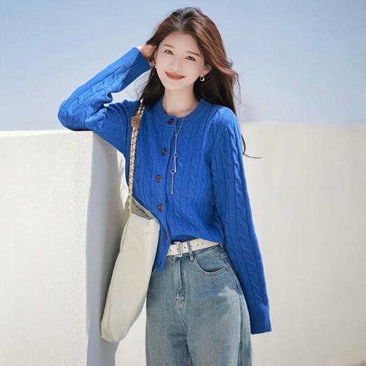 ORIGNAL&CO 克莱因蓝经典复古绞花羊毛开衫 进口马海毛+绵羊毛，手感绵密舒适柔软，显瘦版型，高饱和度颜色初秋更显白 商品图3