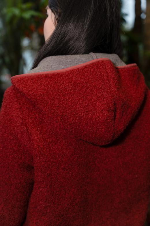 现货，24小时发货【朱红色绵羊毛外套】【需干洗】【正码正拍】显瘦不臃肿，朱红色喜庆保暖，内搭外穿皆宜。暖绒绒显瘦百搭，解锁你的秋冬&新年满分穿搭。面料66.1%绵羊毛，25%聚酯纤维，8.9%锦纶 商品图13