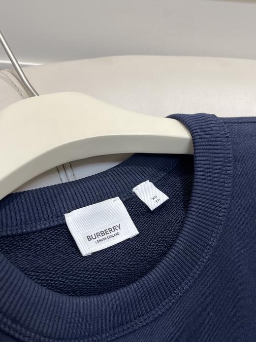 纯原 Bur男女款字母印花圆领卫衣～贸易公司订单余裁  家里有正品的可任意比对 ⚠️无吊牌洗标 带领标 自留送人都不影响， 量少  得物在售2750➕ 咱家同样品质零头价都不到 商品图6