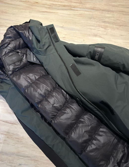 原单正品 MK男士滑雪服  内里填充90白鸭绒
充绒量也非常饱满，更像是充绒的加厚冲锋衣，可以穿到-20度，非常暖和，防水防风，保暖效果极好！
尺码36 38 40 42 商品图5