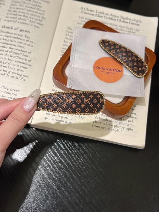 D111356一卡两个装复古氛围感老花满印女士发夹 商品图5