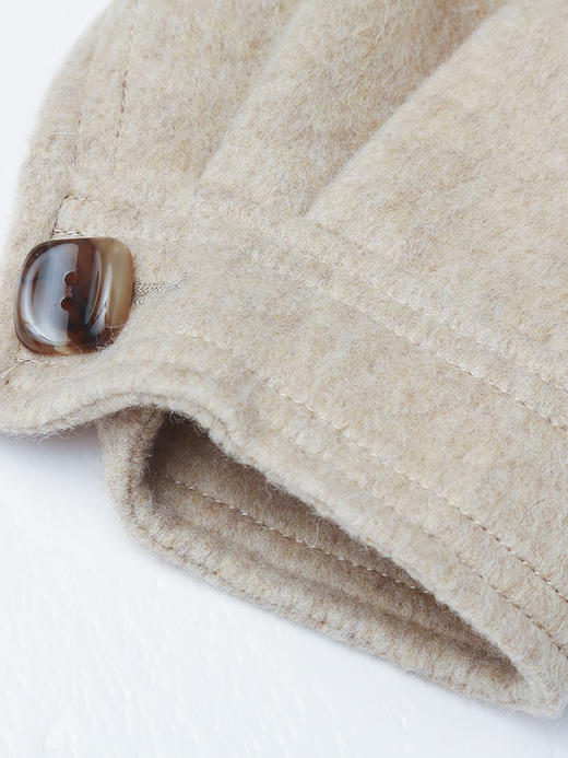 燕麦色无领羊毛长款大衣，复古木质扣 + 双口袋设计 + 廓形剪裁，承包你冬日通勤与出街的温柔气质与保暖刚需 商品图3