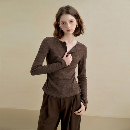 西遇蕾丝拼接假两件V领长袖针织衫女秋季修身显瘦软糯T恤上衣V2951159 商品图4