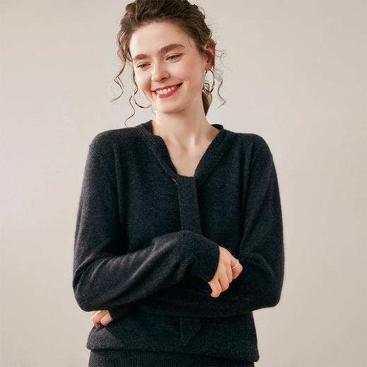 「高货rig」全新升级【铂金会员367/天猫499/差价132】(10257)洛诗琳新款V领套头羊绒衫2025秋冬蝴蝶结飘带针织毛衣女 商品图4