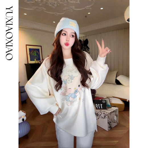 余潇潇【kitty乐园】时尚卡通印花烫钻宽松圆领磨毛长袖卫衣女士 商品图0