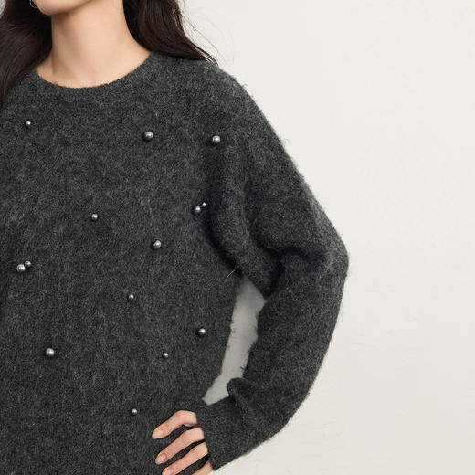 【11/14新品】熙世界格雷系穿搭钉珠毛衣女2025冬季新款落肩圆领套头灰色针织衫 商品图4