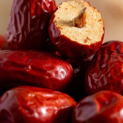 【有机灰枣】有机种植+加工有机，个头适中，甜度较高，口感纯正，源自“富饶的角落”-新疆布鲁沐沙，这里远离城市喧器、日照充足、昼夜温差大共同构筑红枣生长的天然优生区，糯香甜，肉厚！饱满！吃起来软糯香甜。 商品图4