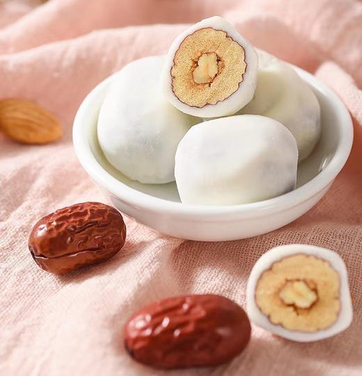 买四送一💰19.9元到手5袋❗【煜客唻巴旦木奶枣】 ✅手工制作，真材实料，奶香味十足，软糯香甜 ✅甜甜的无核红枣中间夹着一整颗巴旦木仁，再搭配奶粉、黄油棉花糖的组合🌟  商品图1