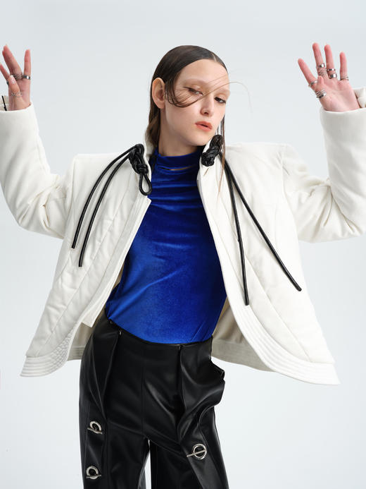 TIWILLTANG就异是 “MIRROR'”白色新中式皮盘扣立体门襟绗缝棉服 商品图2