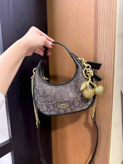 上新折扣¥1650🇺🇸直邮，Coach最新款Carmen 黑金色提花织物拼皮，🉑手提斜挎包（不含金色樱桃钥匙链） 商品图0