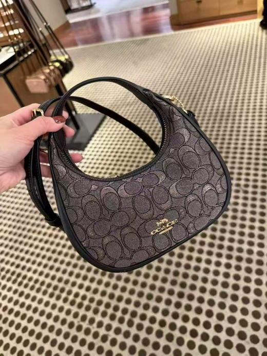 上新折扣¥1650🇺🇸直邮，Coach最新款Carmen 黑金色提花织物拼皮，🉑手提斜挎包（不含金色樱桃钥匙链） 商品图1