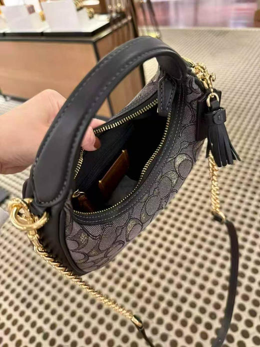 上新折扣¥1650🇺🇸直邮，Coach最新款Carmen 黑金色提花织物拼皮，🉑手提斜挎包（不含金色樱桃钥匙链） 商品图5