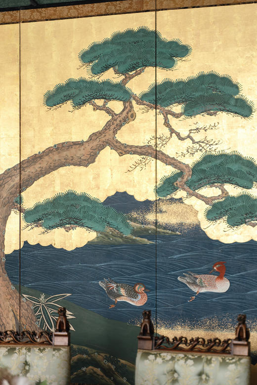 【已售】独角鹿西洋古董1920年代日本昭和时期出品「鸳戏河畔」主题金地岩彩纸本设色六曲屏风 商品图5