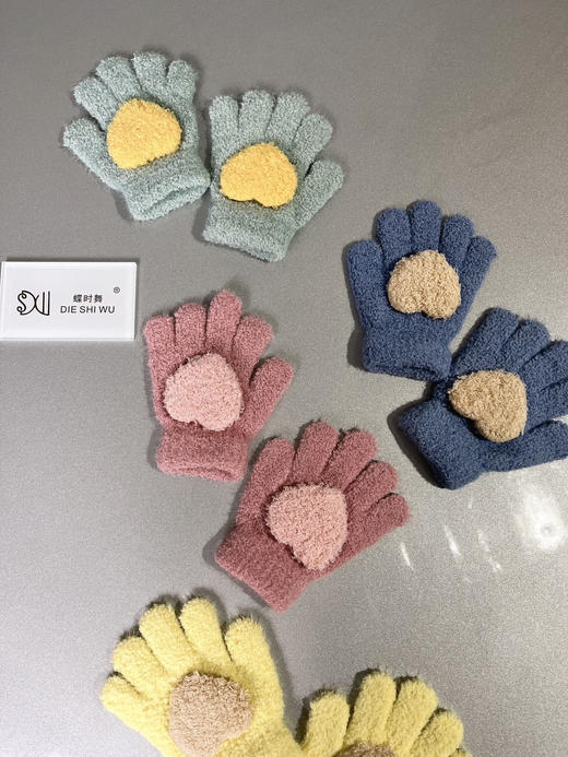 品质绝了👍🏻9.9💰暖冬福利💥【蝶时舞·儿童金丝貂绒手套】超级软糯🔥的质感，细腻绒毛，阳光下bling bling✨可翻盖设计保暖又方便💕 高弹面料 商品图2
