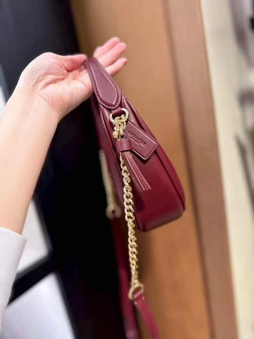 上新折扣￥1650🇺🇸直邮，Coach最新款Carmen 酒红色全皮钉珠大logo（不含金色樱桃钥匙链），🉑手提斜挎包，miumiu少女风 商品图3