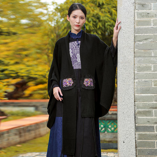 【冬季新品】景星民族风绣花毛织外套 | 黑色 深灰色  | 现货加急发 商品图3