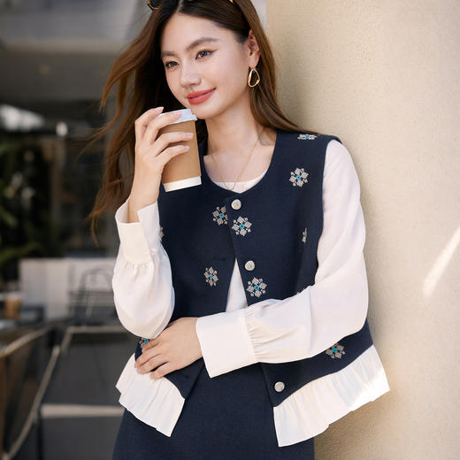 【11/19新品】熙世界轻民族风手工绣花马甲女2025秋冬新款外穿羊毛背心无袖上衣 商品图4