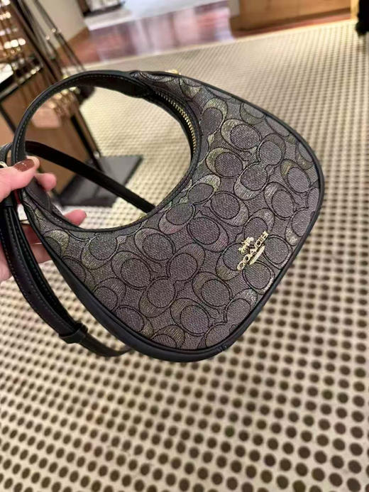 上新折扣¥1650🇺🇸直邮，Coach最新款Carmen 黑金色提花织物拼皮，🉑手提斜挎包（不含金色樱桃钥匙链） 商品图2