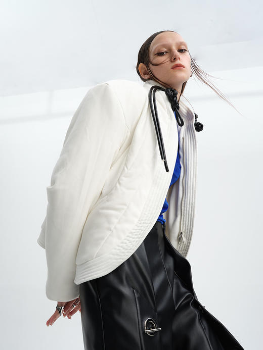 TIWILLTANG就异是 “MIRROR'”白色新中式皮盘扣立体门襟绗缝棉服 商品图0